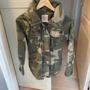 Militär jacka  - Jätte fin militär jacka som är tyvärr för liten för mig just nu ☹️ skriv om frågor och funderingar 🥰pris kan förhandlas vid snabba köp!