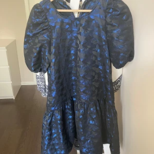 Zara klänning - Säljer supersöt klänning från Zara i strl XS. Är lite större i storleken så skulle säga att den passar mer S. Kan mötas upp eller frakta! Skriv gärna vid frågor eller fler bilder💗