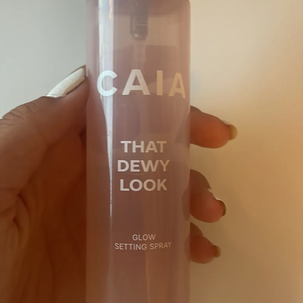 Använt några gånger. Caia glow Setting spray that dewy look.. Skönhet.