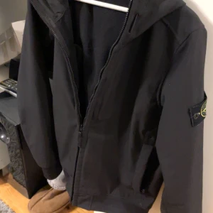 Stone island jacka - Stone island shell jacka i nästan perfekt skick Kvitto och original paket finns Storlek M Perfekt till hösten eller sena sommarkvällar