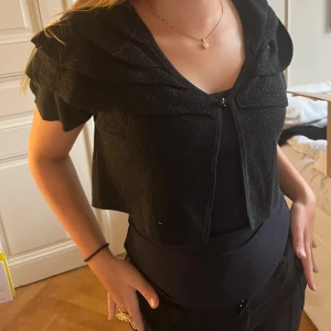 Kortärmad kofta - Säljer nu denna så häftiga kortärmade , kortare koftan med svarta och glittriga volanger✨passar både till vardags och fest! 🙌💖storlek M, men skulle säga mer S. 