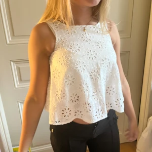 Topp - Säljer nu denna såååå gulliga vita toppen! 😍Den är öppen i ryggen och den har ett extra tyg under så den blir inte genomskinlig 🫶🏼 Den är köpt second hand och har ingen lapp, så vet ej vilket märke eller vilken storlek det är men skulle säga XXS/XS 💖