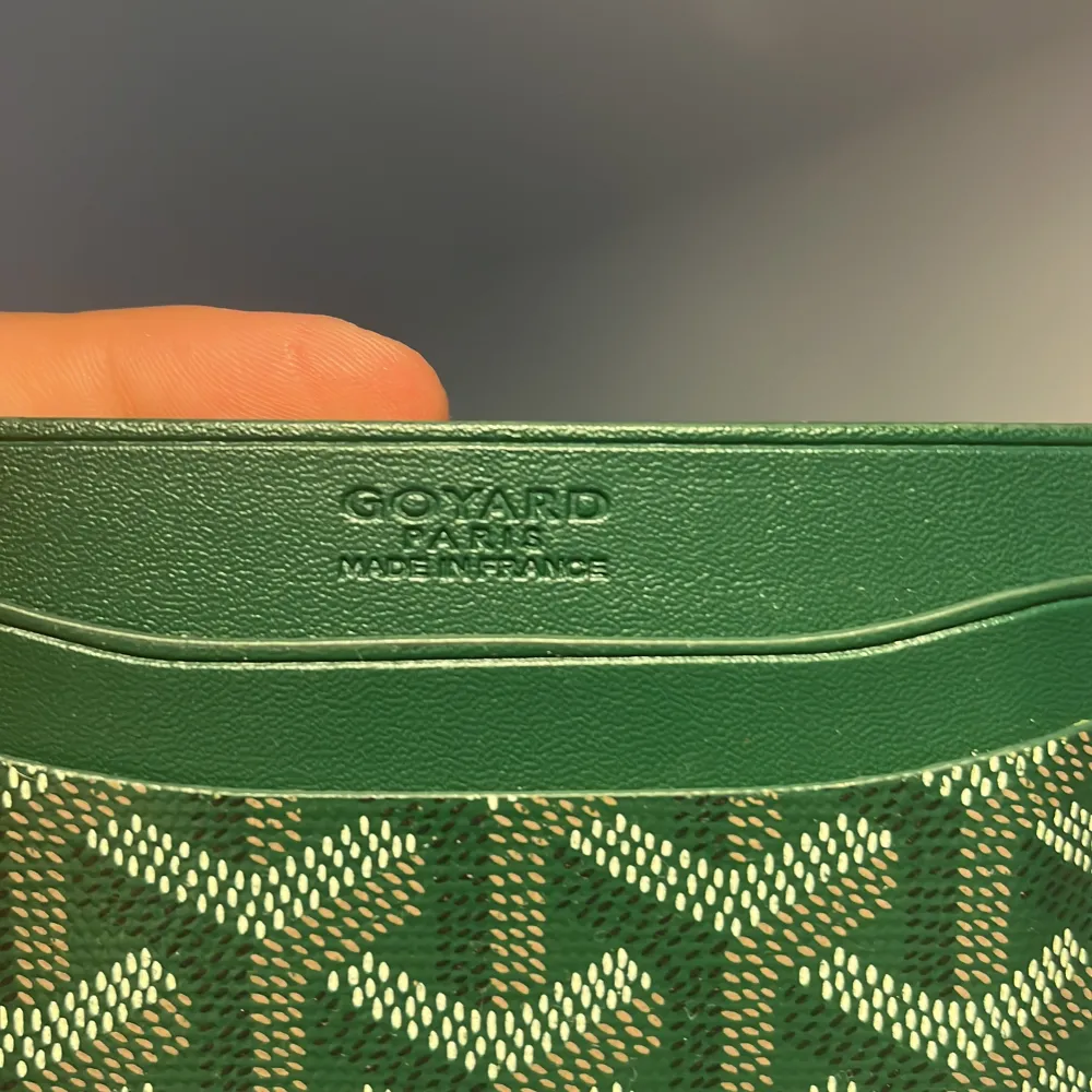 Hej säljer nu denna eftertraktade goyard korthållaren i färgen grön🌴 du kommer alltid ha en skön känsla när du drar upp korthållare och ska betala💸 priset kan sänkas vid snabbaffär. Du kan höra av dig vid minsta fundering🤗. Accessoarer.