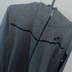 Nike track suit - Säljer den här för att jag håller på rensa min garderob. Fick den av en kompis för nått år sen och jag har endast använt den 2 gånger. pris kan diskuteras