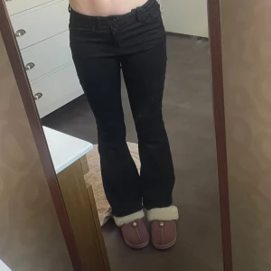 Svarta jeans! - Svarta low waist bootcut jeans från Lindex, lite korta på mig som är 170, går att spänna in och ut i midjan, inte mycket använda!