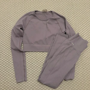 Aimn set  - Set från Aimn  Färg : Lila  Storlek : topp (M) tights (XS) 