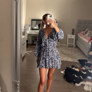 Mönstrad klänning - Mönstrad klänning från zara, stl s💕 jag är 164 cm lång