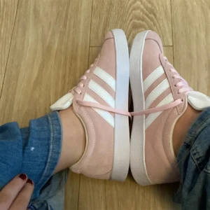 Rosa adidas skor  - Säljer mina fina rosa adidas skor då det inte kom till användning som förväntat, storlek 37 men passar även 38! Nypris runt 1000 kr, mitt pris 450. Kan gå ner vid snabb affär 