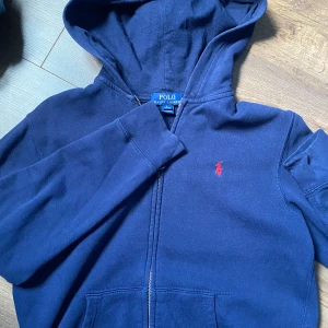 Polo Ralph Lauren zip up - Skick 8/10 zippern har börjat tappa lite färg men annars inga defekter, Storlek L 14-16