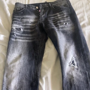 Dsquared2 Jeans - Hej. säljer mina Dsquared2 Jeans som är använda max 3 gånger. Köpta på miinto.   Storlek 32, Dom va lite försmå för mig och jag är 176 lång.   Bara att skriva vid funderingar Mvh
