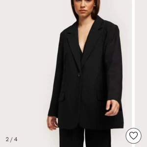 Svart kavaj - Svart oversized kavaj från Nelly. Storlek 34/S. Använd ett fåtal gånger. 