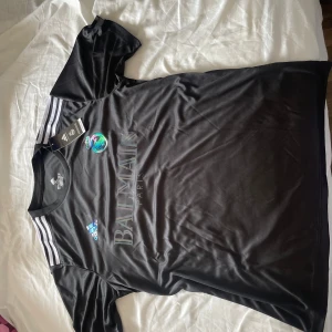 Real Madrid X Balmain Storlek XL - Real Madrid X Balmain T-shirt säljer pga fel storlek 