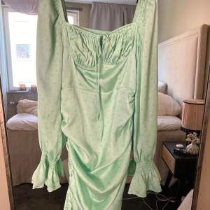 Min Favorit Capri Dress från adoore i en härlig mintgrön färg med mönster. Såååå snygg och perfekt för en fest eller en fin middag <3 Passar mig som har allt ifrån 36-38.   Jättefint skick, aldrig någon enstaka gång. Säljes pga växt ur. Nypris 1695kr