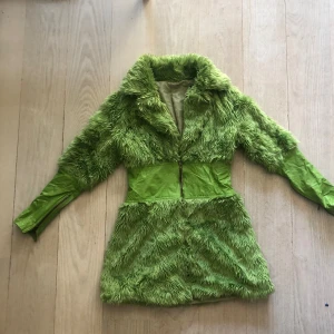 Unik, grön jacka - Unik, grön fluff jacka. Har en liten defekt vid dragkedjan.