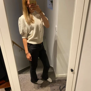 Kortärmad stickad tröja med puffärmar - Puffärmad stickad tröja från Vero moda, inte jätte använd men lite nopprig, men i fint skick annars. Pris kan diskuteras vi snabb affär💞