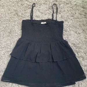 Topp/kjol - Topp/ kjol från Gina tricot barn sortiment storlek 158/164 men passar xs-s också då den är väldigt stretchig  Kan användas både som kjol och blus/topp köptes i december 2023 använd typ 2 gånger där av ny skick köptes för 199kr