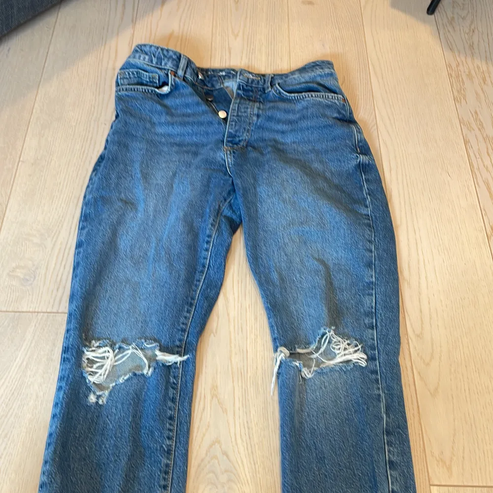 dom är väldigt korta i längden, högmidjade, osäker på märket. Jeans & Byxor.