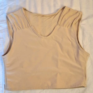 binder gc2b - binder från gc2b i strl s. välanvänd men funkar fortfarande, kanske mer lämpad för en strl m nu pga stretchning! i ljus hudton