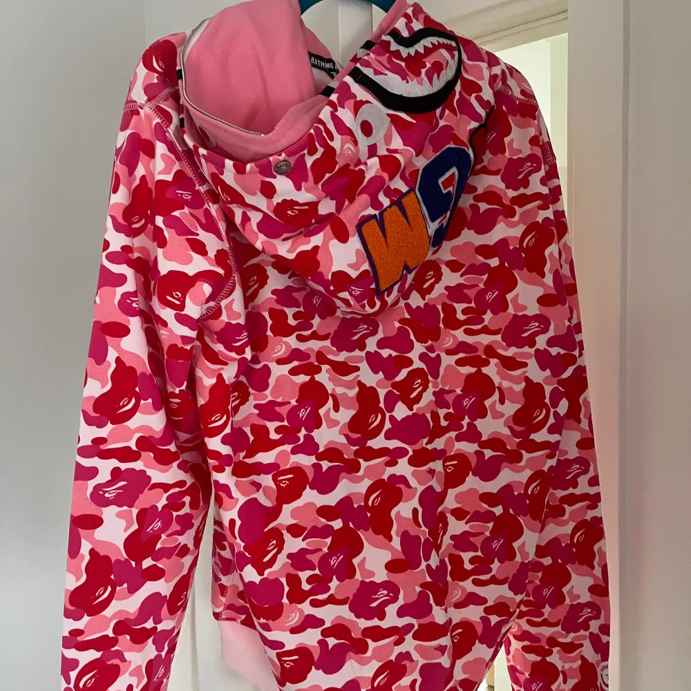 Tjena! Säljer min Bape hoodie som jag nyligen fick i födelsedagspresent men det är inte min stil så säljer den. Hoodien är i Storleken XXL men funkar på XL/L också. Hör av er vid minsta lilla fundering! . Hoodies.