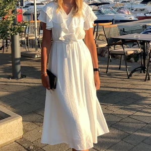 Linne klänning - Älskar denna klänningen men har aldrig fått användning av den förutom en gång utomlands. Den är köpt utomlands och går ner till smalbenen på mig som är 170. Är du kortare blir den längre och tvärt om 🥰Köpt utomlands 