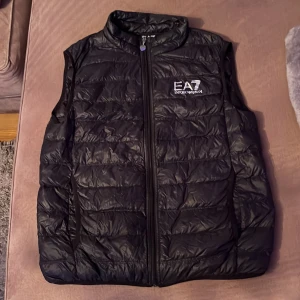 Ea7 armani väst - Säljer nu denna fina väst  Inga hål/defekter alls eller något sånt Nyskick Nypris 1999 Vuxenstorlek M Barnstorlek XL Pris kan diskuteras