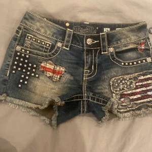 MISS ME SHORTS INTRESSEKOLL - INTRESSEKOLL på mina miss me shorts. Nypris 1699kr, gott skick och knappt använda. Skriv om du är intresserad och för hur mycket du kan tänka köpa dom för. 