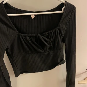 svart långärmad mag tröja - aldrig använd. Storlek S men ganska kort. 