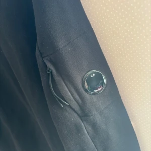 C.P. Company Sweatshirt  - Sweatshirt från C.P. Company. Mycket bra skick 9,5/10. Storlek L men passar även M. Nypris 2300, mitt pris 549.