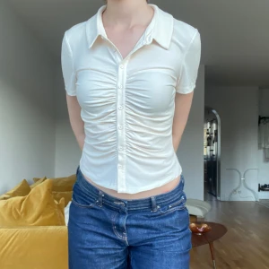 Beige tight skjorta - Jättesnygg beige skjorta med fina detaljer som ger fin passform. Från BikBok, knappt använd så i nyskick. Står M men passar utmärkt på mig som S. Skriv i dm vid funderingar, för fler bilder eller prisförslag och köp direkt via köp nu 💓