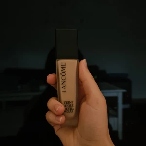 Lancome foundation - Fick i present men var för mörk för mig. Har använt 2 små pumpar, så 95% kvar av allt. Mer info om shade osv kolla bild 3. Orginalpris är 625 kr. 