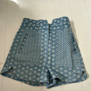 Zara shorts - Knappast använda Blom broderi