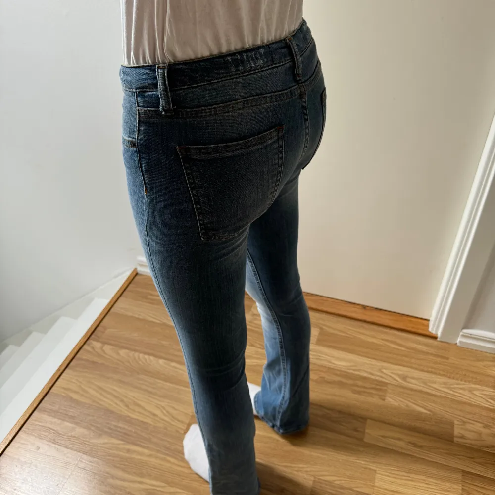Snygga lågmidjade bootcut jeans. Storlek 164 men är precis som xs, de är ngt korta på mig som är ca 170. Nyskick! Kontakta mig vid frågor o intresse! pris kan diskuteras.. Farkut & Housut.