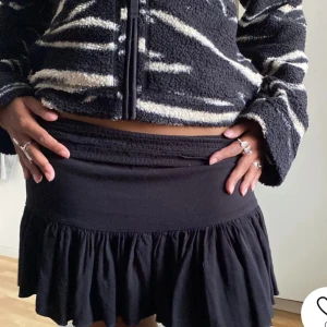 Svart kjol! - Bilden är från mitt andra konto men lägger ut på detta oxå! Så fin snygg kjol lätt att styla💗💗skriv för frågor 