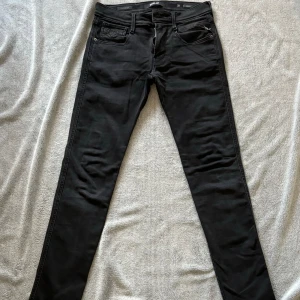 Replay jeans - Detta är min brors svarta jeans av märket Replay. Han vill sälja dem eftersom han har vuxit ur dem. Jeansen är mjuka och bekväma med hyperflex/stretch vilket gör dem väldigt sköna. De är i gott skick utan defekter.