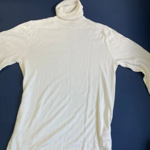 Turtleneck tröja - Jätte fin tröja, den väldigt tunn så den funkar för både höst och vår.