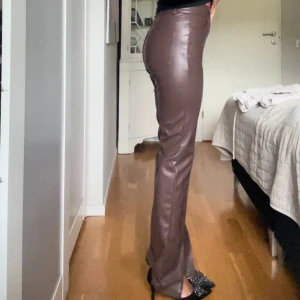 Skinnbyxor - Säljer dessa bruna skinnbyxor från Zara i storlek M/38 , använt 1 gång 🤎är 169/170cm  