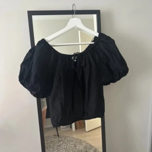 Svart blus - Svart blus med puffärmar 