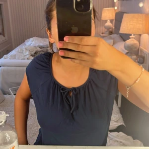 T-shirt  - Jätte bra skick super söt t-shirt med en liten rosett 🎀 