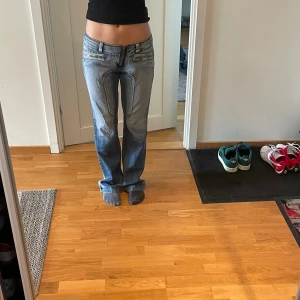 Lågmidjade jeans - Jeans med coola detaljer Midja: 39cn Innerben: 81cm  