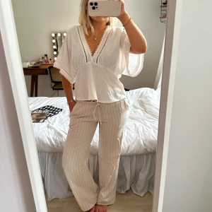 lågmidjade linnebyxor  - jätte eftertraktade lågmidjade linnebyxor från hm i storlek XS!! randiga och ljusbeiga. sitter som en smäck och är så bekväma. små slitningar längst ner på sömmen men inget som syns