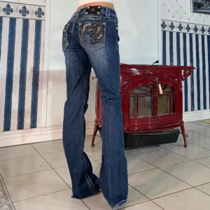 Miss me jeans intressekoll  - Två första bilderna är ifrån tidigare säljaren Tilda Adesjö. Jag har haft dessa byxor i ungefär 3 månader nu men har börjat tröttna på de. Köpte dem för 1200kr men säljer de för 800kr på grund av defekterna vid hälarna! Pris går att diskuteras