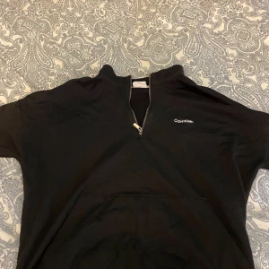 Calvin Klein zip - Calvin Klein half zip.  Fin tröja med schysst passform Inga fläckar eller liknande. Använd 5 gånger ungefär då den inte passade mig bra  Hör av er för flera frågor👍