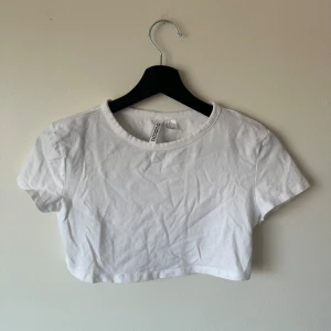 Cropped vit t-shirt - Kort vit t-shirt i storlek M. Använd fåtal gånger och i fint skick, mest legat i garderoben.