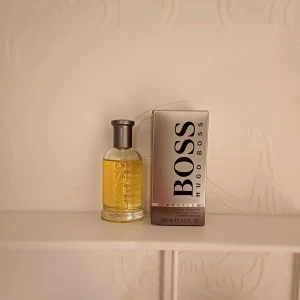 Hugo boss - Perfekt för hösten och våren. Väldigt maskulin luktande. 100ml och 23 sprutt. 