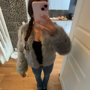 Päls jacka - Jag säljer min gamla pälsjacka från hm, barn avdelningen men passar fortfarande väldigt bra🤗💕