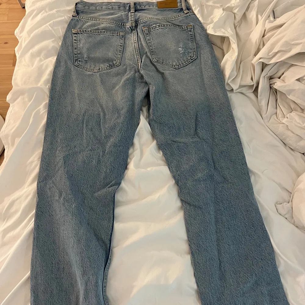 Snygga jeans från Gina tricot, dom är Högmidjade, typ till naveln! Inga hål eller fläckar och inte använd många gånger. Normal i storleken🫶🏻 . Jeans & Byxor.