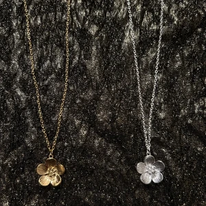 Halsband - !Endast silver finns kvar just nu! Jättefint halsband som passar till allt. Passa på att köp, det finns bara en kvar💕💕