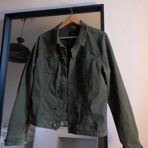 Jeansjacka  - Jättefin jeansjacka, storlek L men skulle säga att den är mer som en S. Köpte seconhand men märket finns på bild 3💗