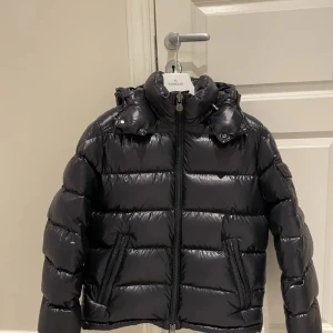 MONCLER MAYA  - Moncler MAYA  stilig och bekväm jacka jätte bra för kall väder skriv för mer info 