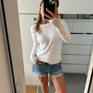 Långärmad tröja från Zara! - Stickad, vit långärmad tröja från Zara! Supermjuk, passar perfekt till hösten. 🩷